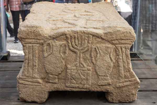 imagen piedra siglo I arqueología año 2009 menoráh synagogue in magdala israel