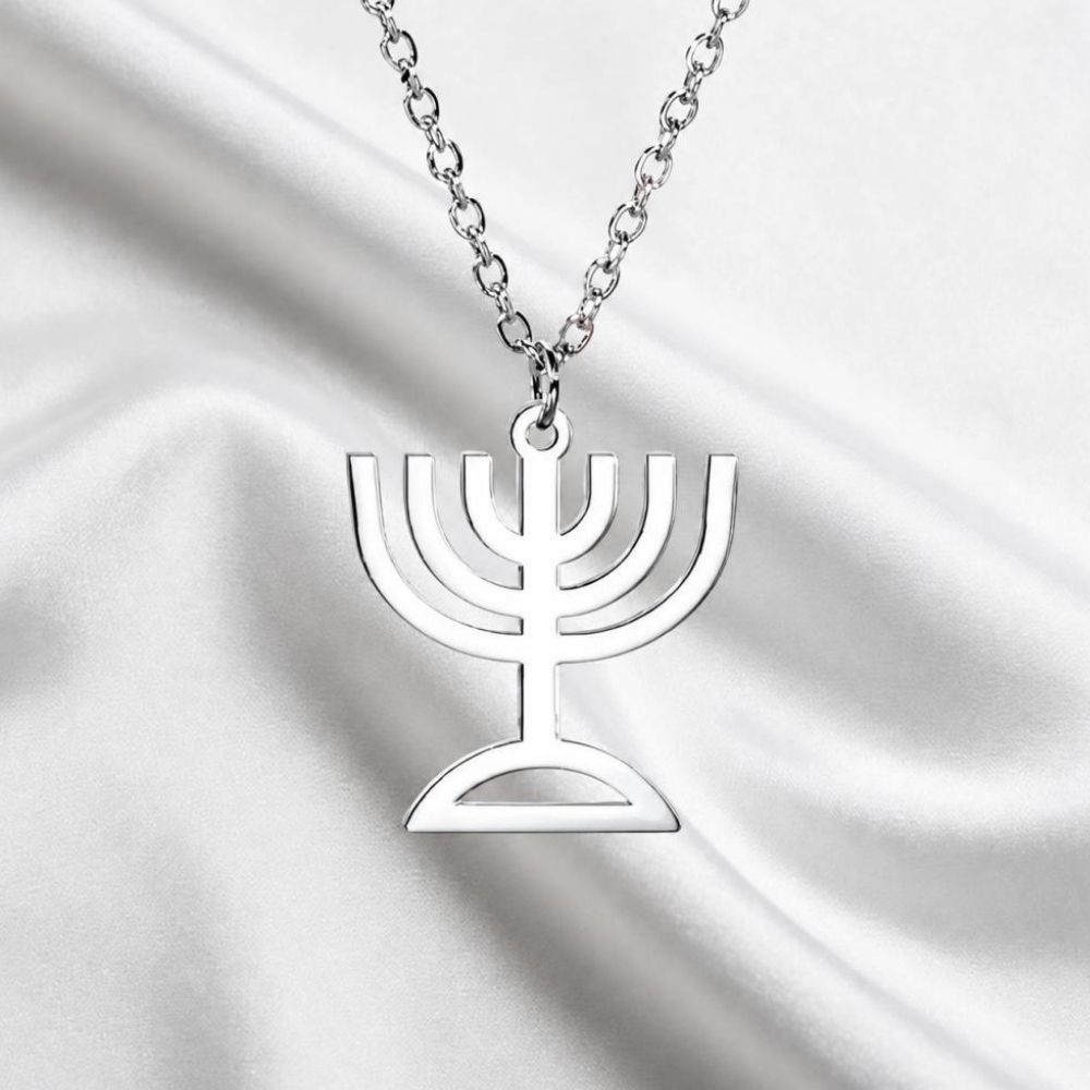 collar-menora-candelabro-hebreo-plata Collar con dije de Menora candelabro hebreo plateado